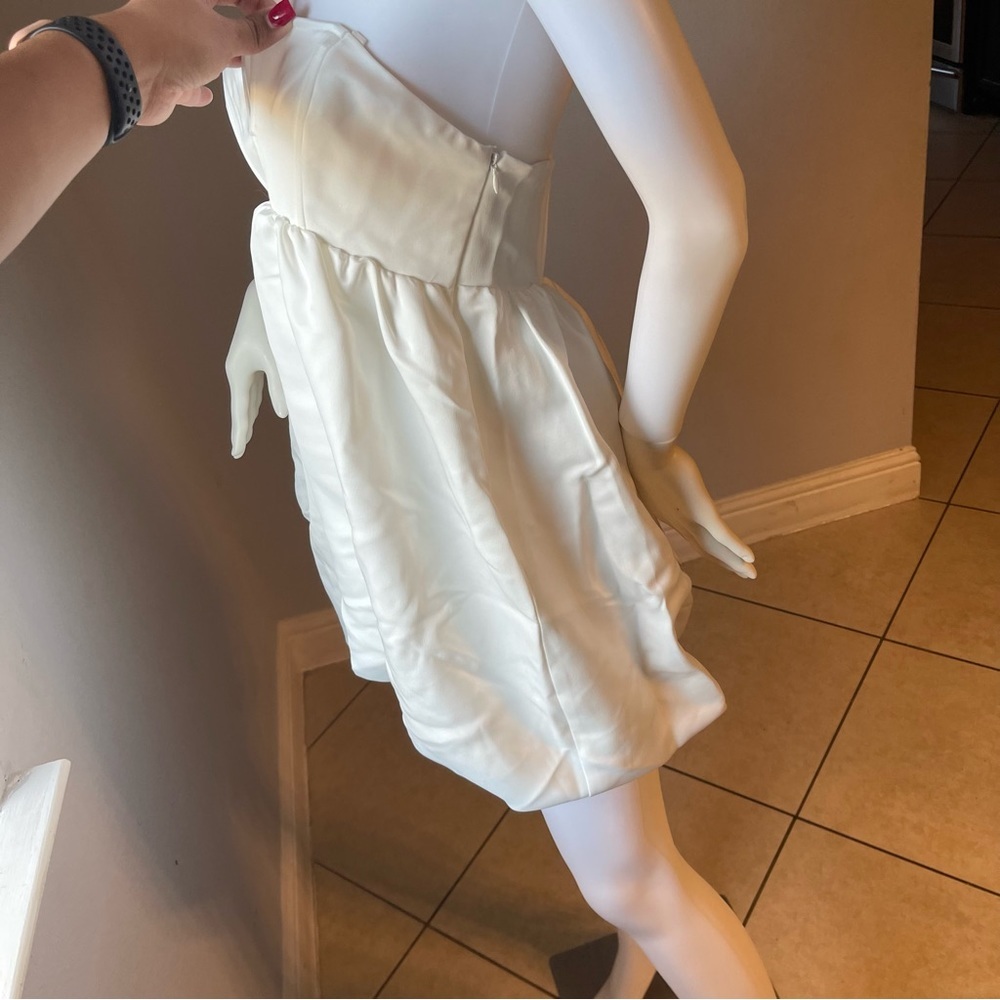 New Women’s white mini dress
Size Small
New with tags
Straps can be attached - Picture 4 of 6